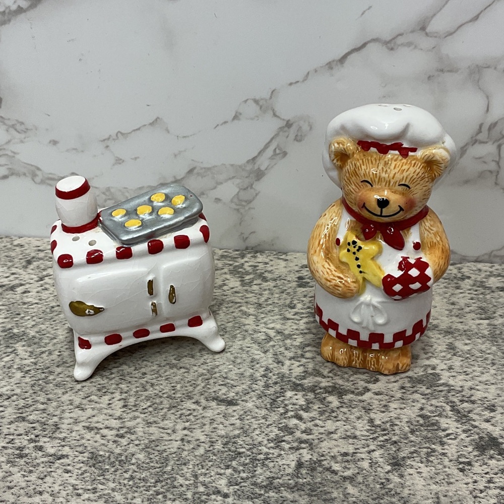 vintage Chef Bear Salt & Pepper Shaker set Christmas Baker with Oven Ceramic